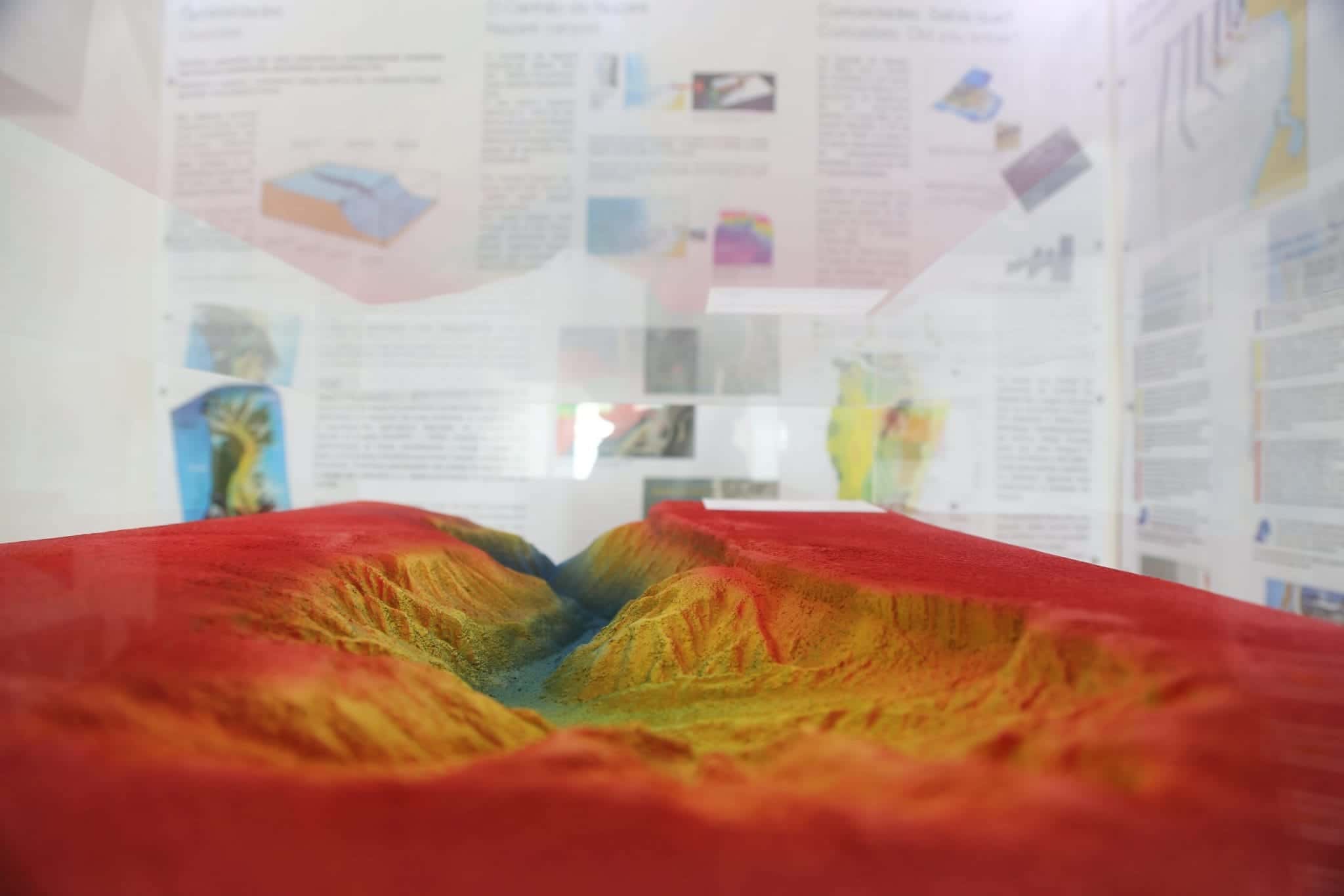 Sala do Instituto Hidrográfico — maquete do fundo marítimo