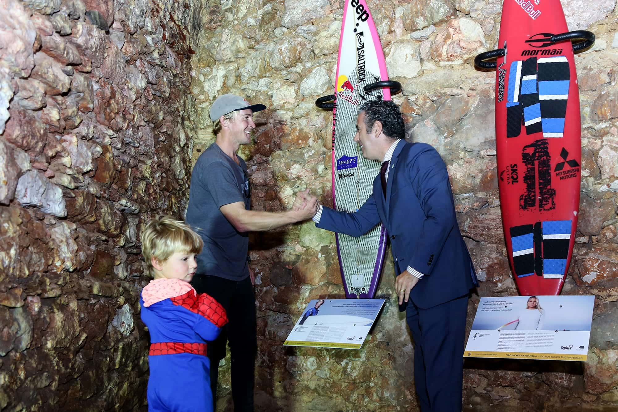 Andrew Cotton é o 5º Big Rider a deixar na Nazaré uma das pranchas usadas na Praia do Norte