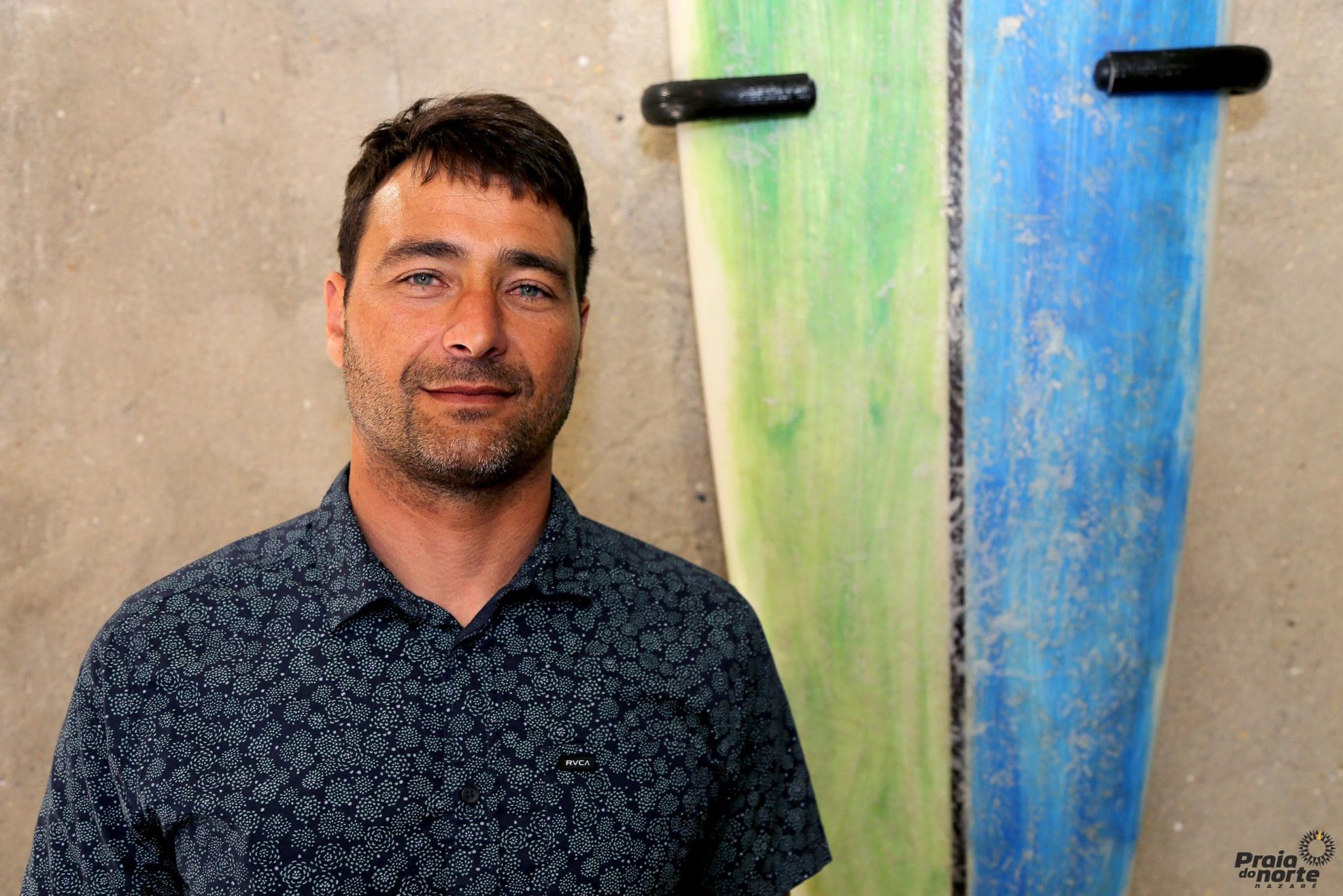 ERIC RIBIERE JUNTA-SE AOS BIG WAVE RIDERS DA SURFER WALL