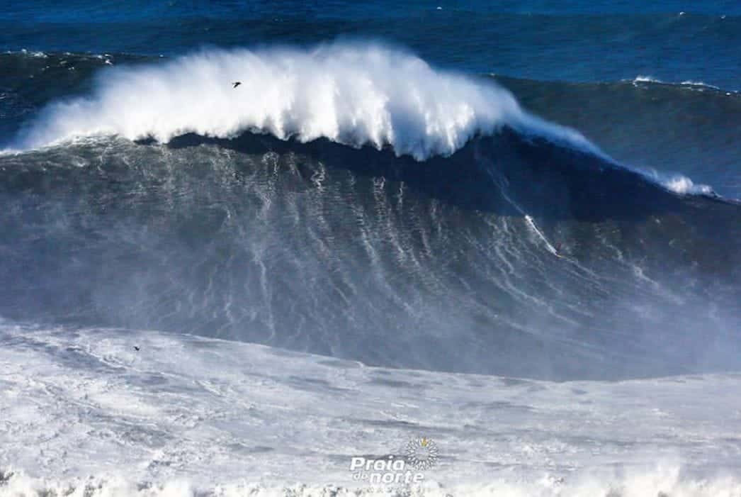 ONDA SURFADA NA NAZARÉ POR RODRIGO KOXA DETÉM NOVO RECORDE DO MUNDO