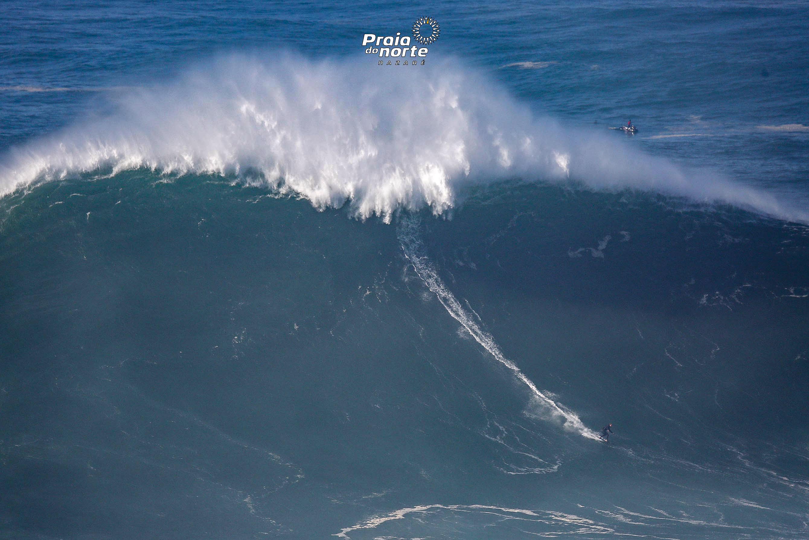 Onze ondas surfadas na Praia do Norte nomeadas para os Óscares da WSL