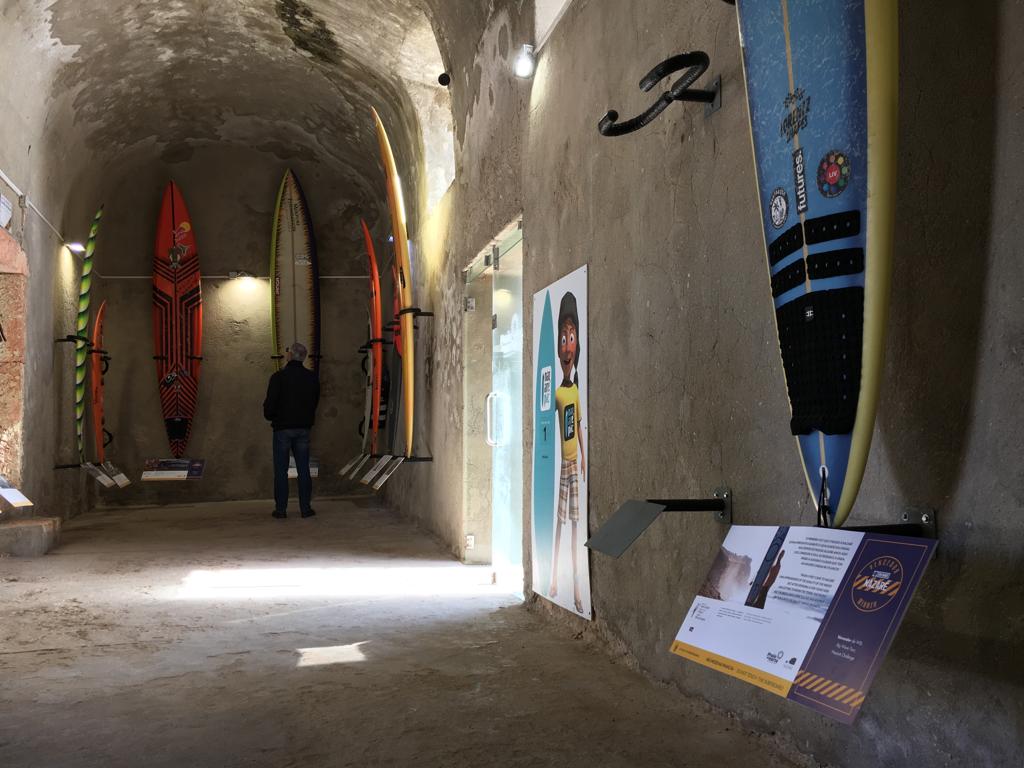 PRANCHA DE GRANT “TWIGGY” BAKER É A NOVA ATRAÇÃO DA SURFER WALL