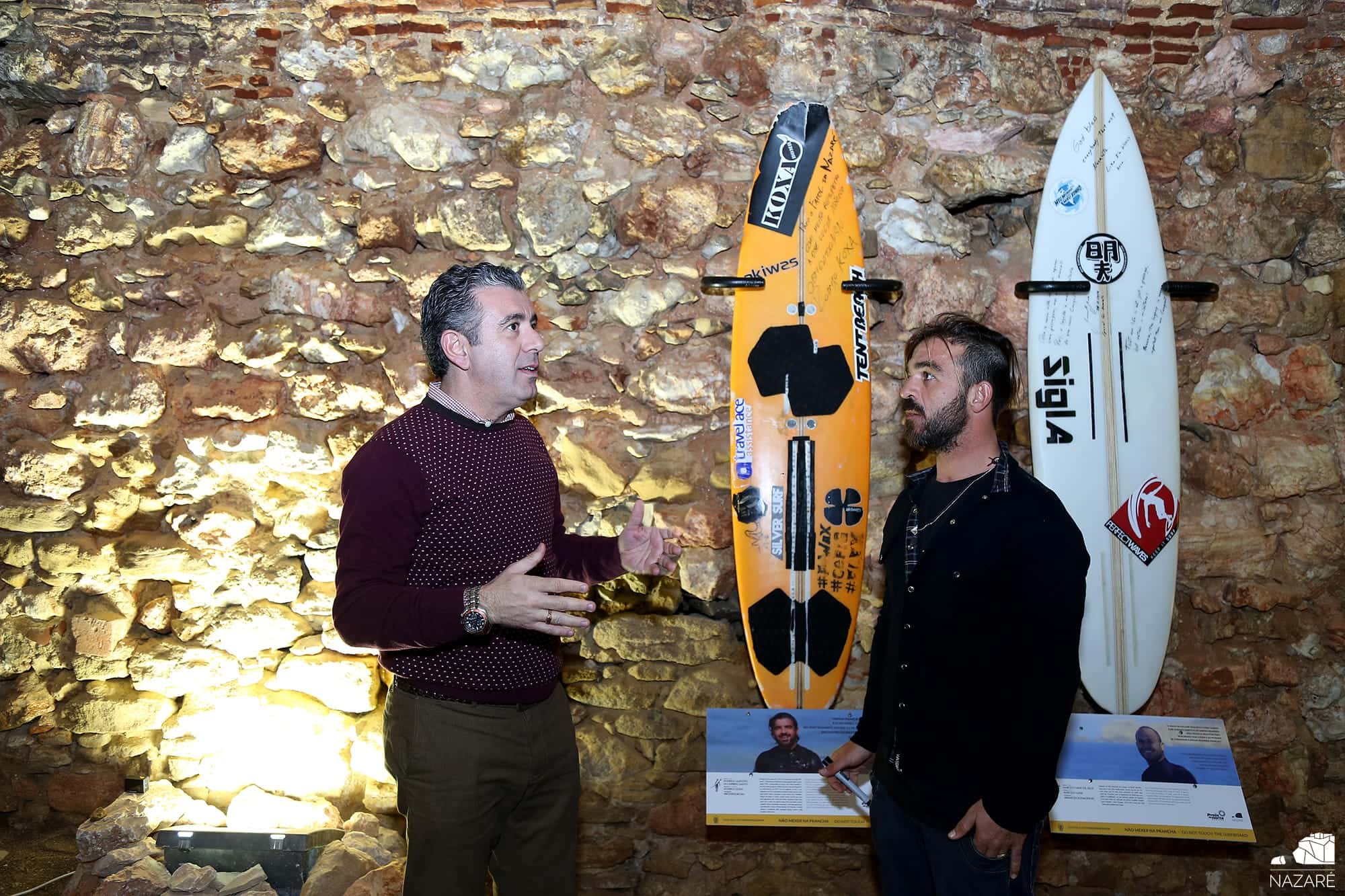 Prancha de sessão épica de Rodrigo Koxa na Praia do Norte está na Surfer Wall
