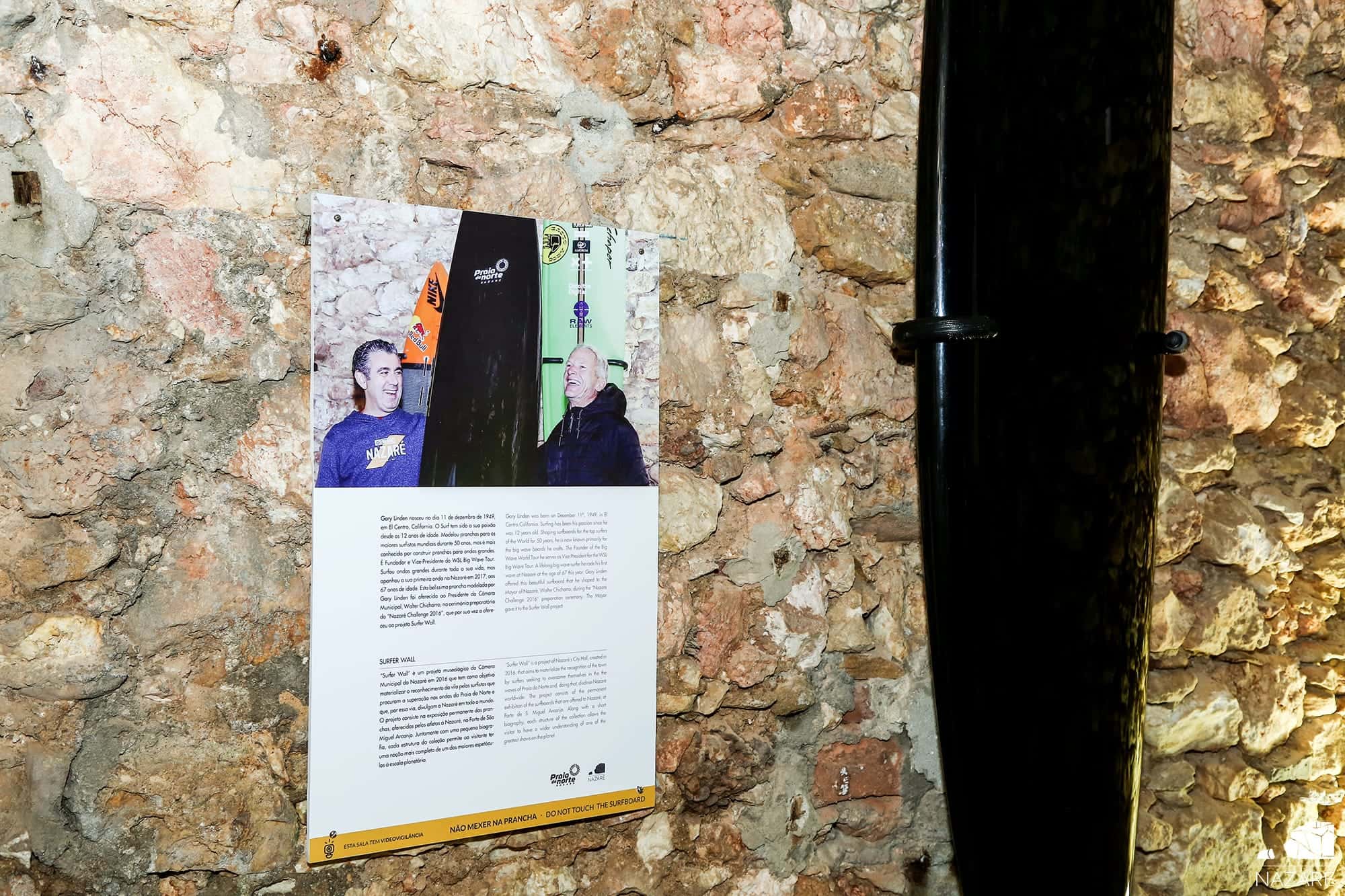 Prancha doada por fundador da Big Wave Tour na Surfer Wall